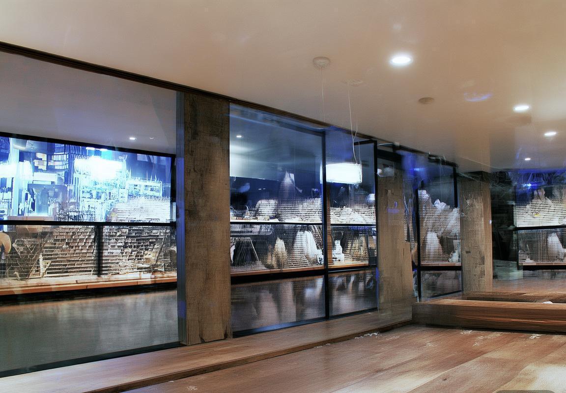 虚拟演播室技术成熟，S15LOL全球总决赛评论席宛如置身峡谷。